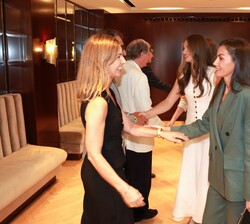 Su Majestad la Reina junto a Sus Altezas Reales la Princesa de Asturias y la Infanta Doña Sofía durante los saludos a las autoridades que les recibier